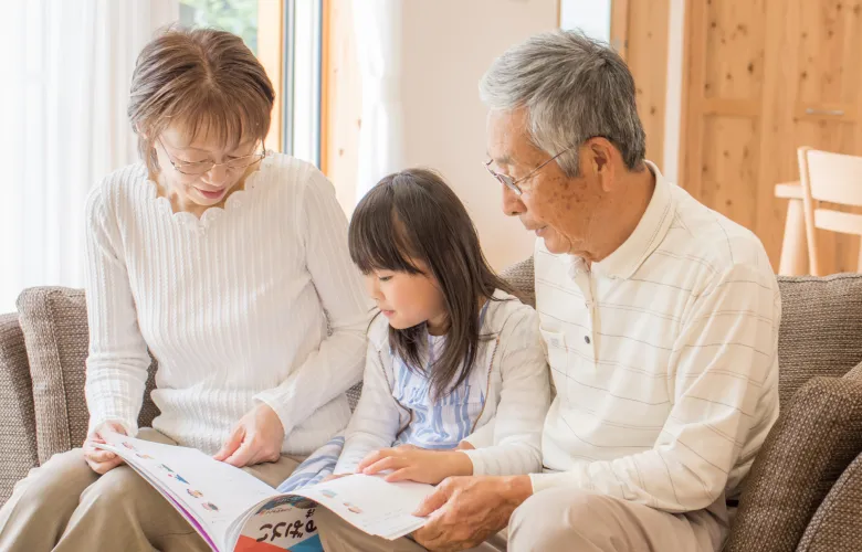 遺言・遺産分割について家族で話し合うイメージ